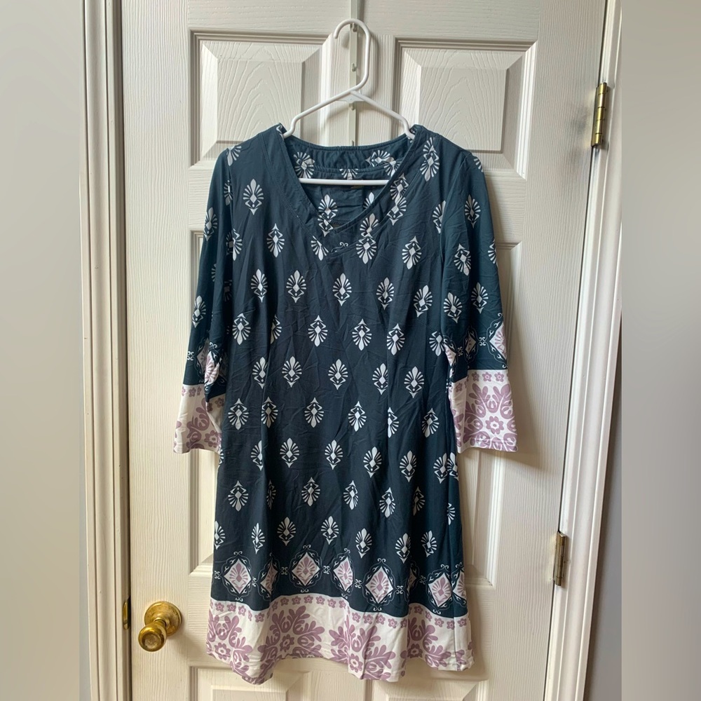 Tunic, v neck, patterned, grey pink and white colors, medium, 3/4 sleeves